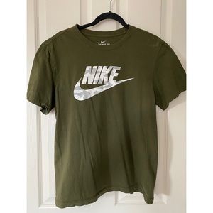 Men’s Nike Dark Green & Artic Logo Print T-Shirt
